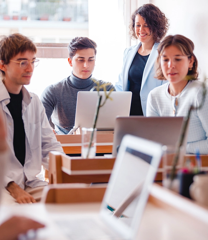 Ondernemers werken samen rond een laptop